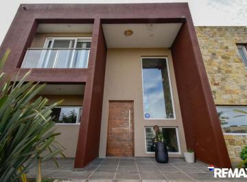 Casa · 271m² · 4 Ambientes · 3 Cocheras · Casa 4 Ambientes en Venta La Alameda Canning