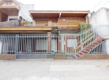 Casa · 257m² · 7 Ambientes · 1 Cochera · Casa 7 Amb. en Ramos Mejia Lote Propio C Jardin