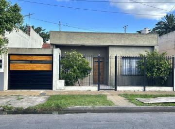 Casa · 120m² · 3 Ambientes · 1 Cochera · Venta Casa 3 Ambientes Moron Apta Credito