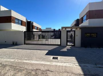 Casa · 129m² · 4 Ambientes · 1 Cochera · Venta Casa en Complejo Cerrado 4 Amb - Pilar