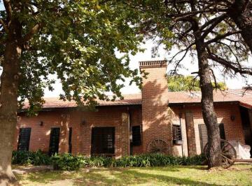 Casa · 200m² · 5 Ambientes · 2 Cocheras · Casa Venta Gonnet 4 Dorm. Parque y Pileta