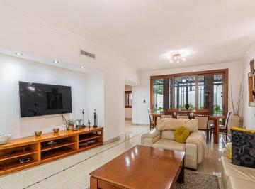 Casa · 250m² · 5 Ambientes · 1 Cochera · Casa en Venta La Plata en Parque San Martín