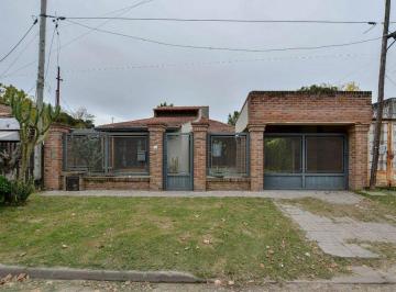 Casa · 165m² · 4 Ambientes · 2 Cocheras · Casa Venta Berisso 2 Dorm. Quincho Playroom
