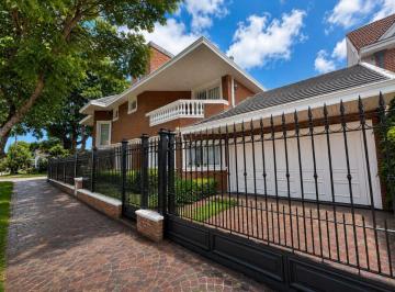 Casa · 240m² · 6 Ambientes · 3 Cocheras · Casa en Venta Quilmes Los Cedros 7 Ambientes