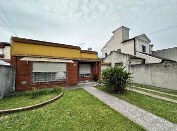 Casa · 145m² · 3 Ambientes · 1 Cochera · Venta Casa 4 Ambientes con Jardín en Castelar