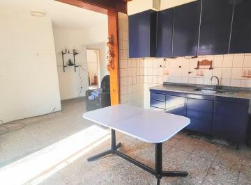 Casa · 95m² · 5 Ambientes · 1 Cochera · Casa en Venta en Lanus. Inversion!