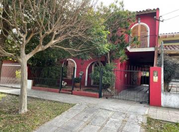 Casa · 141m² · 5 Ambientes · 3 Cocheras · Casa 5 Amb. C/parque y Pileta Lomas Apto Credito