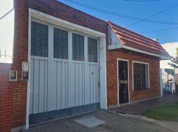 Casa · 110m² · 5 Ambientes · 5 Cocheras · Venta Casa Lote Propio con Galpon en Wilde 10 X 46