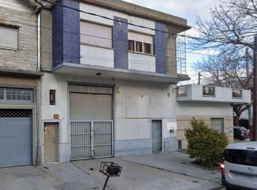 Casa · 267m² · 3 Ambientes · 6 Cocheras · Casa con Galpón en 2 Ptas, en Venta 267 m² Lanús o