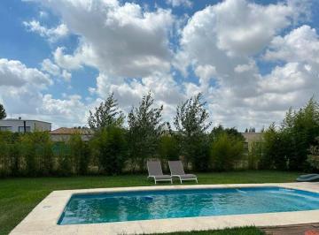 Piscina y parque con fondo verde y privacidad tota · Alquiler Anual Casa 4 Amb Barrio Santa Juana Canning | 3 Suites Vestidor Pileta