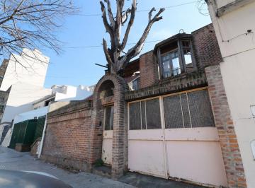 Casa · 75m² · 3 Ambientes · 1 Cochera · Casa en Venta - Montecastro - a Reciclar