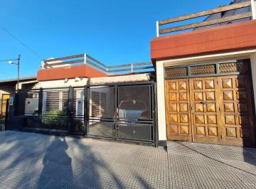 Casa · 267m² · 4 Ambientes · 2 Cocheras · Venta Casa 4 Amb Quincho Cochera Hurlingham Permut