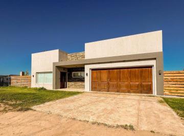 Quinta vacacional · 209m² · 2 Dormitorios · 1 Cochera · Casa Quinta en Cardo Ruso 415