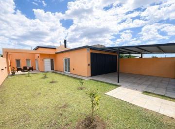 Quinta vacacional · 214m² · 2 Dormitorios · 4 Cocheras · Casa Quinta en Uspallata 156 - Toay
