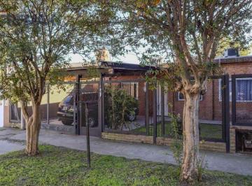 Casa · 90m² · 3 Ambientes · 1 Cochera · Venta Casa 3 Amb Jardin Quincho Lote Propio