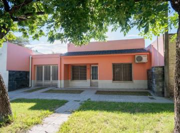 Casa · 152m² · 3 Ambientes · 1 Cochera · Casa 2 Dorm, 2 Baños, Cochera y Patio en S Jerónim