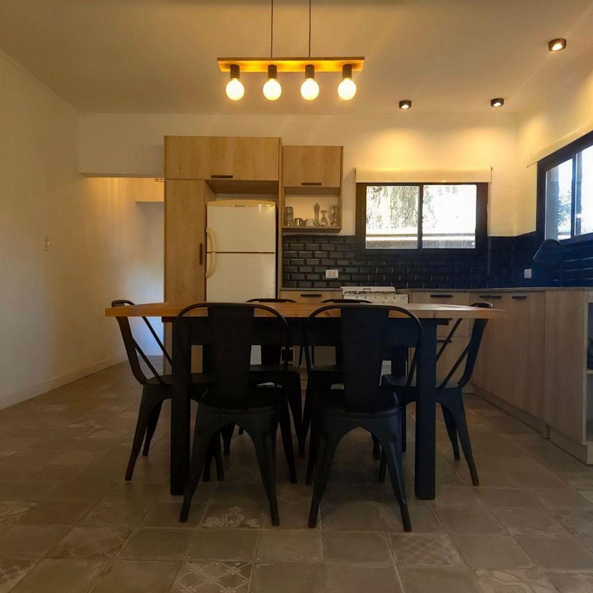 Casa de diseño con pileta y deck en Los Acantilados