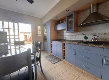 Casa · 130m² · 4 Ambientes · 1 Cochera · Triplex 4 Amb en Venta Lugano con Fondo Apto Cred.