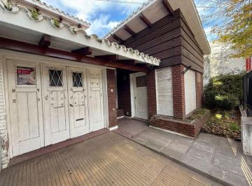 Casa · 120m² · 8 Ambientes · 1 Cochera · Casa Centrica en Venta Apta Credito Hipotecario
