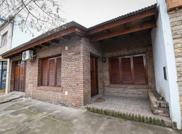 Casa · 212m² · 7 Ambientes · 1 Cochera · Se Vende Casa de Dos Plantas con Patio y Pileta