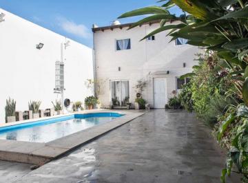 Casa · 244m² · 5 Ambientes · 3 Cocheras · Venta Casa 5 Amb. con Pileta V. Ballester