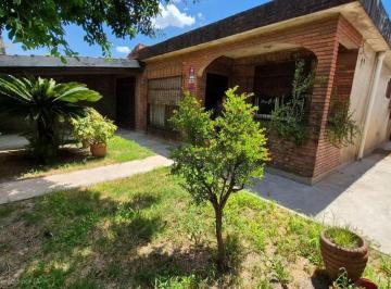 Casa · 240m² · 5 Ambientes · 1 Cochera · Venta Casa 5 Ambientes con Terreno Libre
