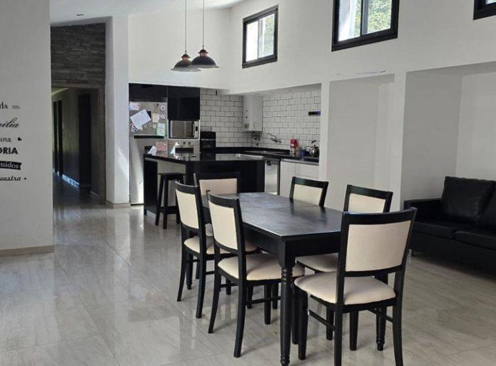 Casa · 200m² · 5 Ambientes · 1 Cochera