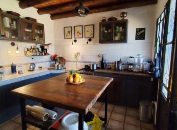 Casa · 185m² · 5 Ambientes · 4 Cocheras · Venta de Casa Estilo Campestre en Barrio Semipriv.