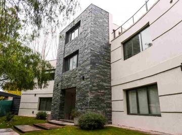 Casa · 540m² · 10 Ambientes · 3 Cocheras · Residencia Premium de 540 m² Cubiertos Aproximados