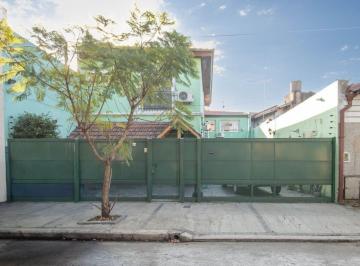 Casa · 160m² · 6 Ambientes · 1 Cochera · Casa en Lote Propio con Jardín, 6 Ambientes