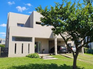 Casa · 256m² · 6 Ambientes · 1 Cochera · Casa en Venta en Country La Herencia, Tafí Viejo