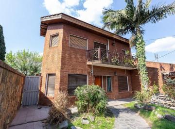 Casa · 328m² · 7 Ambientes · 2 Cocheras · Casa 4 Amb. Pileta. 732 m Lote. Precio Imbatible.