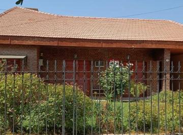 Casa · 254m² · 8 Ambientes · 2 Cocheras · Chalet en Av Principal Plaza Huincul