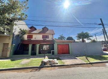 Casa · 250m² · 4 Ambientes · 1 Cochera · Chalet en Venta en Loma Hermosa