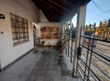 Casa · 96m² · 4 Ambientes · 1 Cochera · Venta Casa 4 Amb Temperley Apto Credito Patio