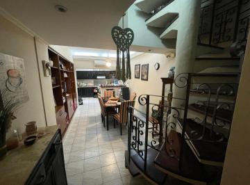 Casa · 227m² · 6 Ambientes · 1 Cochera · Casa en Venta - Barrio Centenario