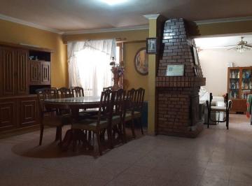 Casa · 420m² · 6 Ambientes · 1 Cochera · Gran Casa + Local en Ciudad
