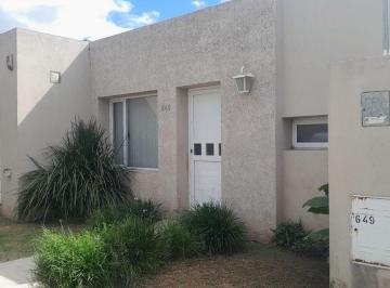 Casa · 147m² · 5 Ambientes · 1 Cochera · Casa en Venta con Pileta Villa María - Apta Credito