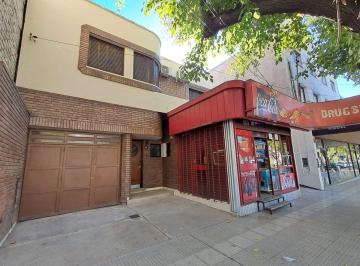Casa · 375m² · 8 Ambientes · 1 Cochera · Casa en Venta con Importante Terreno en Godoy Cruz