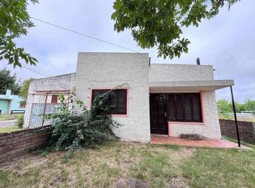 Casa · 112m² · 6 Ambientes · 1 Cochera · Oportunidad en Guichón - Venta de Casa