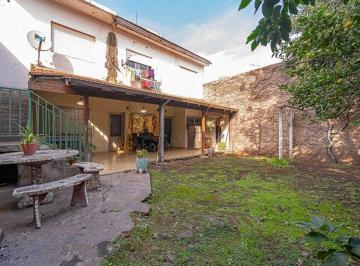 Casa · 207m² · 3 Ambientes · 1 Cochera · Venta Casa con Parque y Tres Deptos en San Justo