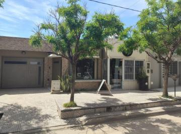 Casa · 150m² · 4 Ambientes · 1 Cochera · Venta Casa 3 Dorm. Mas Salon Comercial.