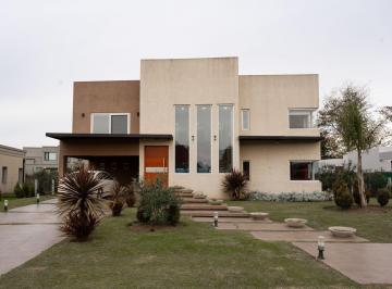 Casa · 230m² · 7 Ambientes · 2 Cocheras · Casa en Venta en La Reja, Bs. As. 7 Ambientes