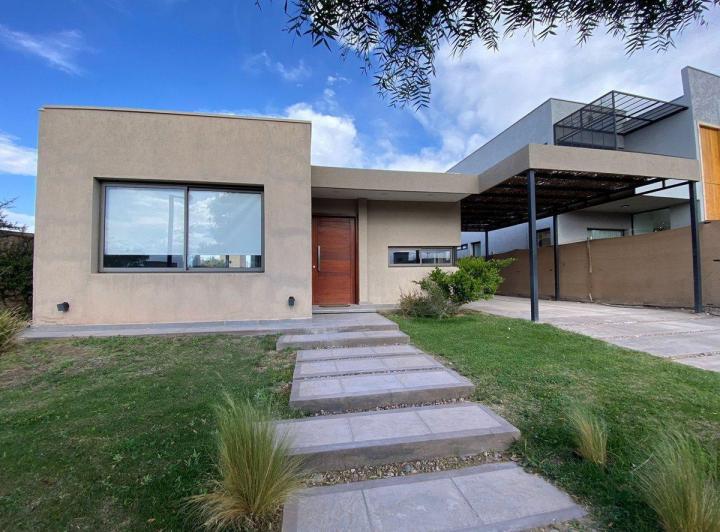 Casa · 85m² · 4 Ambientes · 2 Cocheras