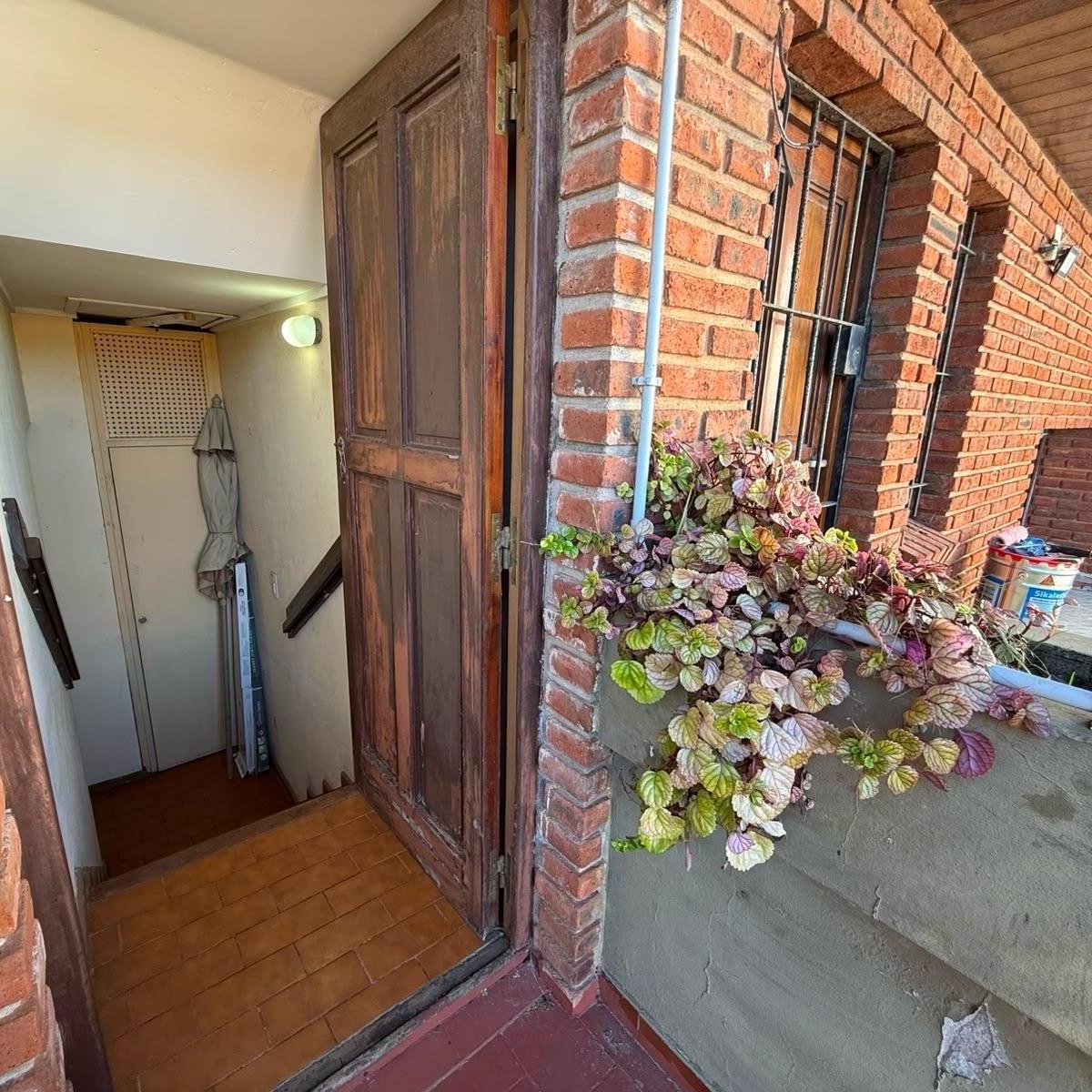 Chalet en ph al frente de 4 ambientes con dependencia de servicio — Punta Mogotes