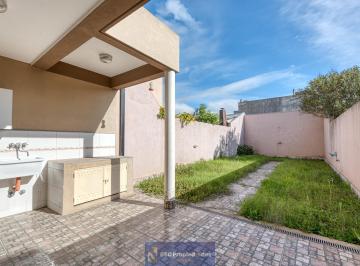 Casa · 187m² · 5 Ambientes · 1 Cochera · Venta Triplex de 5 Ambientes Moderno C/ Amplio Jardin, Balcon y Cochera - Villa Adelina - Permuta!