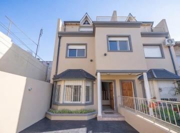 Casa · 187m² · 5 Ambientes · 1 Cochera · Venta Triplex de 5 Ambientes C/ Amplio Jardin, Balcon y Cochera - Villa Adelina - Permuta
