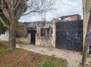 Casa · 80m² · 4 Ambientes · 3 Cocheras · Casa a Reciclar en B° Ludueña