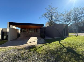 Casa · 800m² · 8 Ambientes · 2 Cocheras · Vende Casa 3 Dorm - 2 Baños - Housing Bosque Sereno