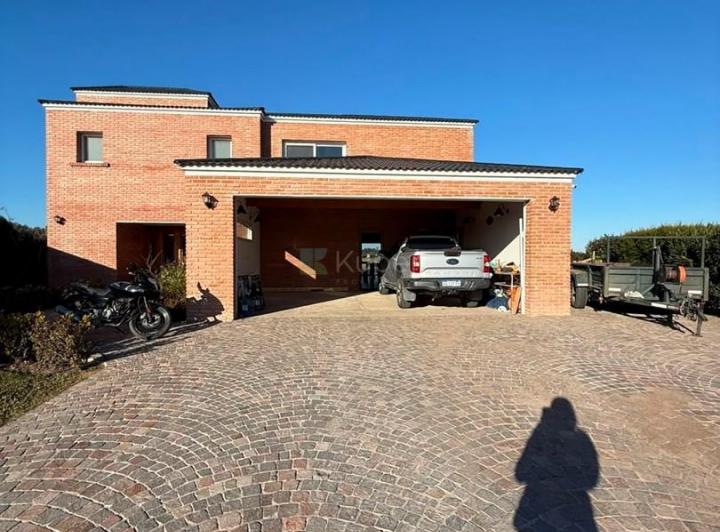 Casa · 360m² · 5 Ambientes · 1 Cochera